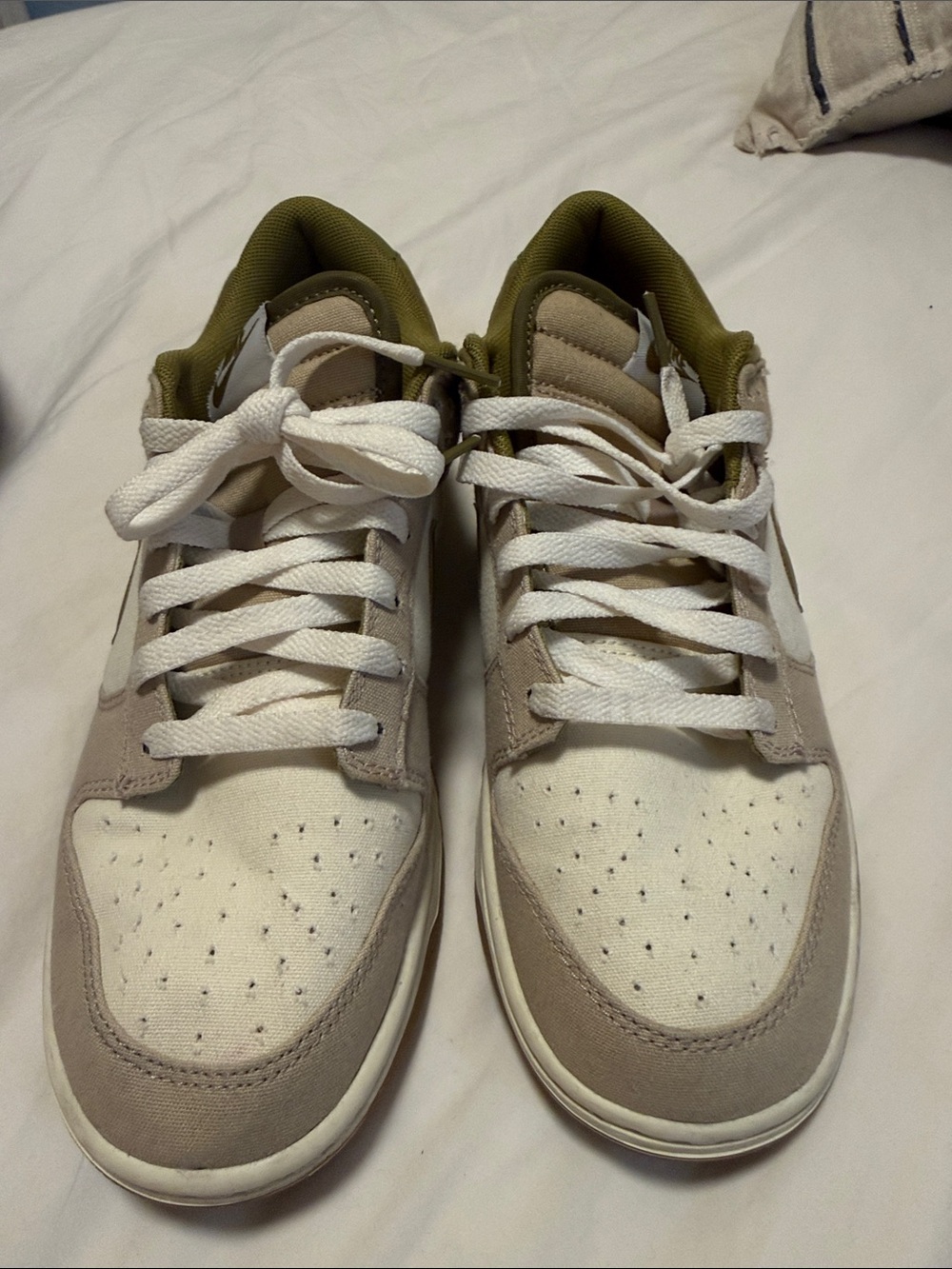 Nike Low-Top Sneakers in White, Beige & Olive Green